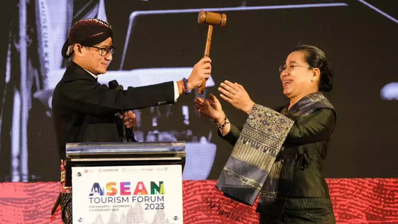 Menparekraf Sandiaga Uno secara simbolis memberikan palu kepemimpinan ASEAN Tourism Forum 2024 kepada Menteri Penerangan, Kebudayaan, dan Pariwisata Laos Suanesavanh Vignaket dalam acara Closing Ceremony Asean Tourism Forum 2023, Marriott Hotel Yogyakarta, Minggu (5/2/2023). Foto: Kemenparekraf