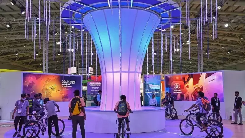 Pengunjung mengayuh sepeda yang menghasilkan tenaga dan menerangi struktur dekoratif selama pameran yang diadakan sebagai bagian dari 'Pekan Energi India 2023' yang sedang berlangsung di Bengaluru, di bawah Kepresidenan G20 India pada 7 Februari 2023. (Foto: Manjunath KIRAN / AFP)