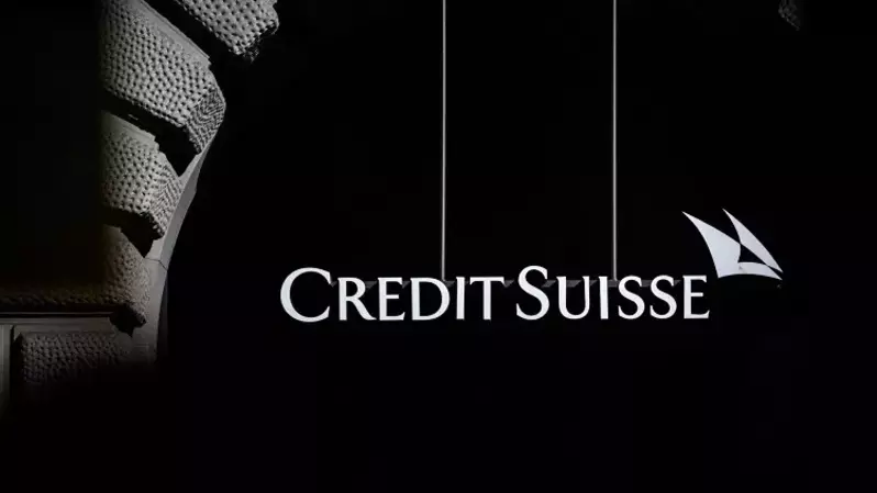 Logo bank terbesar kedua di Swiss "Credit Suisse" di kantor pusatnya di Zurich pada 23 Maret 2022. (Foto: Fabrice COFFRINI / AFP)