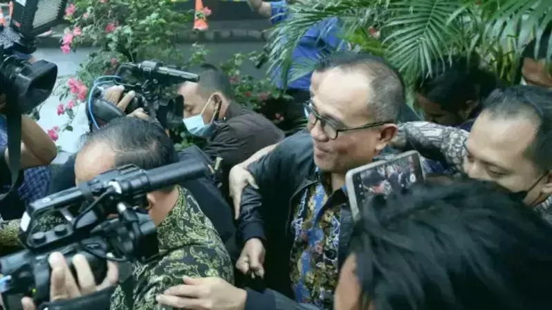 Mantan Kepala Bagian Umum Kantor Wilayah DJP Jakarta Selatan II Rafael Alun Trisambodo, usai menjalani klarifikasi terkait harta kekayaannya di Gedung KPK, Jakarta, Rabu 1 Maret 2023. (B-Universe Photo / Joanito De Saojoao)