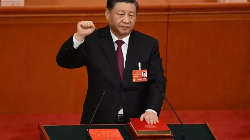 Presiden Tiongkok Xi Jinping mengambil sumpah setelah terpilih kembali sebagai presiden untuk masa jabatan ketiga selama sesi pleno ketiga Kongres Rakyat Nasional (NPC) di Balai Besar Rakyat, Beijing, Tiongkok pada 10 Maret 2023. (FOTO: NOEL CELIS / AFP)