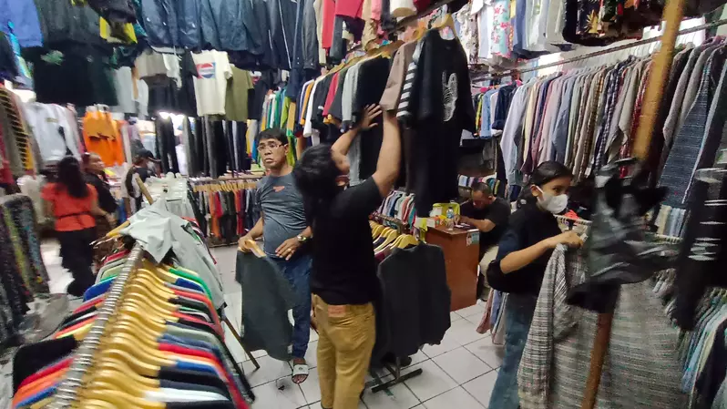 Impor Pakaian Bekas. Pengunjung memilih pakaian impor bekas I Pasar Senen, di Jakarta, Senin (13/3/2023). Badan Pusat Statistik (BPS) mencatat impor pakaian bekas di Indonesia mencapai 26,22 ton sepanjang 2022 dengan nilai mencapai 272.146 dolar AS atau sekitar Rp4,21 miliar. Dalam Permendag Nomor 40 Tahun 2022, pakaian bekas dan barang bekas lainnya termasuk dalam barang yang dilarang impor dengan pos tarif atau HS 6309.00.00 dan tertera di bagian IV Jenis kantong bekas, karung bekas, dan pakaian bekas. B Universe Photo/Mohammad Defrizal