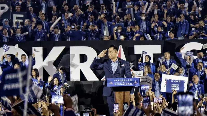 Ketua Umum Partai Demokrat Agus Harimurti Yudhoyono (AHY) menyampaikan pidato politiknya di Tennis Indoor Senayan, Jakarta, Selasa (14/3/2023). Ketua Umum Partai Demokrat Agus Harimurti Yudhoyono (AHY) menyampaikan tiga hal dalam pidato politiknya, isu pertama yang dia sampaikan adalah kondisi ekonomi di Indonesia saat ini, keadilan dan hukum yang kini menjadi sorotan, dan isu pemilu, yang kini banyak membahas tentang isu tiga periode. Dalam pidato ini, AHY juga menyampaikan harapan dan rekomendasi Demokrat terkait pelaksanaan Pemilu 2024. B Universe Photo/Joanito De Saojoao.