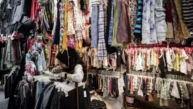 Pedagang menunggu calon pembeli pakaian bekas yang di jual di Pasar Senen, Jakarta. (B-Universe Photo / Joanito De Saojoao)