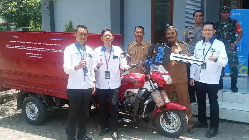PNM memberikan bantuan kendaraaan angkut sampah ( Viar roda 3) yang di harapkan bisa membantu mengurangi beban dalam pengangkutan sampah yang menumpuk dari 600 rumah yang ada di Desan Maron.(foto : Dok. PNM)