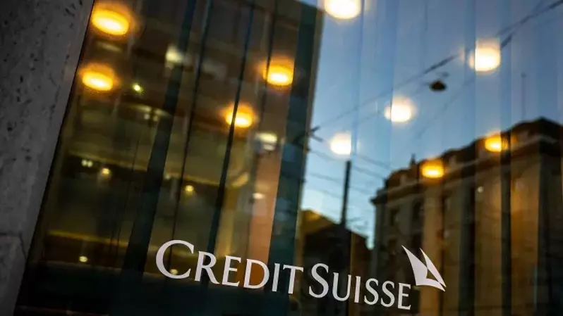 Logo Credit Suisse terlihat di gedung cabang di Jenewa, Swiss pada 15 Maret 2023. (Foto: Fabrice COFFRINI / AFP)
