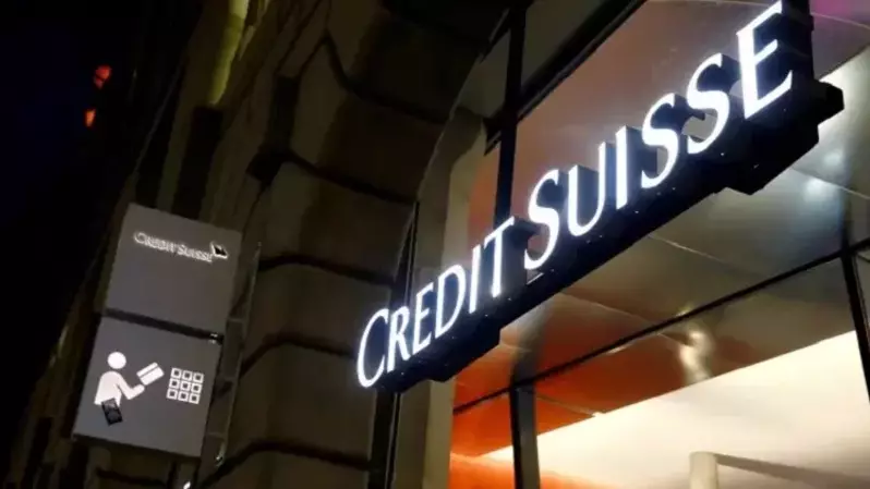 Logo bank Swiss Credit Suisse terlihat di kantor cabang di Zurich, Swiss pada 3 November 2021. (Foto: Arnd Wiegmann / Reuters)