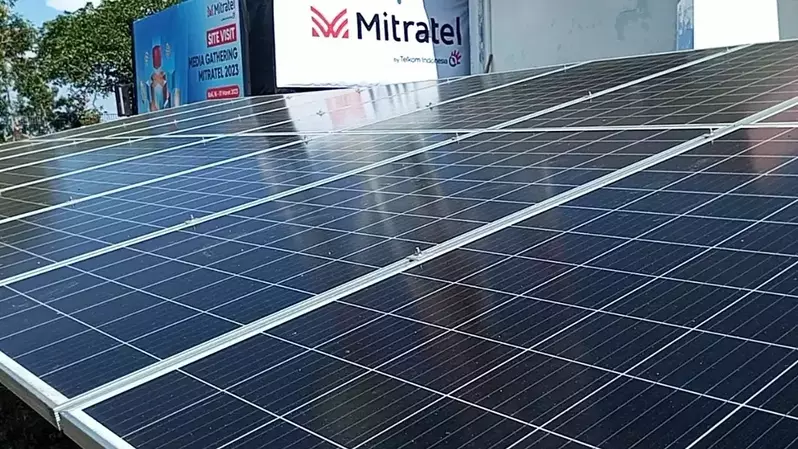 solar panel di menara PT Dayamitra Telekomunikasi Tbk (Mitratel/MTEL)
