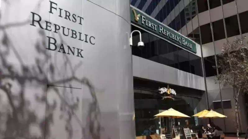 Sebuah tanda dipasang di bagian luar kantor First Republic Bank pada 16 Maret 2023 di San Francisco, California, Amerika Serikat. (Foto: Justin Sullivan / Getty Images News / Getty Images)