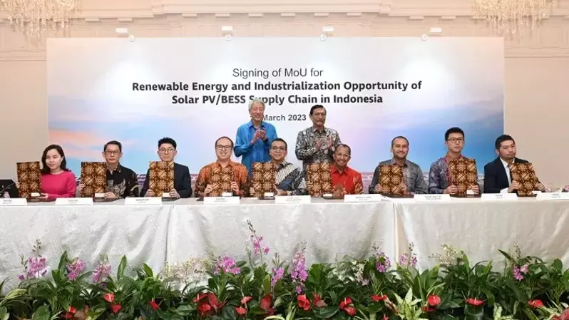 PT Adaro Clean Energy Indonesia (Adaro Green), PT Medco Power Indonesia (Medco Power), dan PT Energi Baru TBS (Energi Baru) menandatangani nota kesepahaman pengembangan energi terbarukan (EBT) serta rantai pasok Solar Photovoltaic (PV) dan Sistem Penyimpanan Energi Baterai (SPEB) di Indonesia dengan beberapa pabrikan manufaktur PV dan baterai (OEM/original equipment manufacturer). (Ist)
