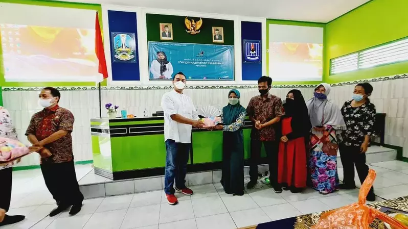CEO PT Tri Usaha Berkat Didin Noor Ali memberikan dana wakaf kepada para penerima