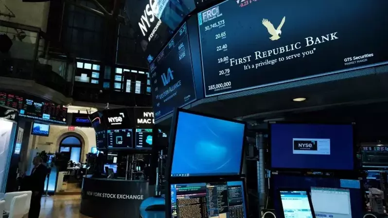 First Republic Bank ditampilkan di monitor di lantai New York Stock Exchange (NYSE) pada 16 Maret 2023 di New York City, Amerika Serikat. (Foto: Spencer Platt/Getty Images/AFP)