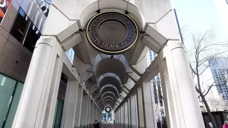 Federal Reserve Bank of San Francisco pada 16 Maret 2023 di San Francisco, California, Amerika Serikat. Federal Reserve sedang mempertimbangkan kembali bagaimana pengawasan bank menyusul jatuhnya Silicon Valley Bank (SVB) satu minggu lalu. (Foto: Justin Sullivan/Getty Images/AFP)