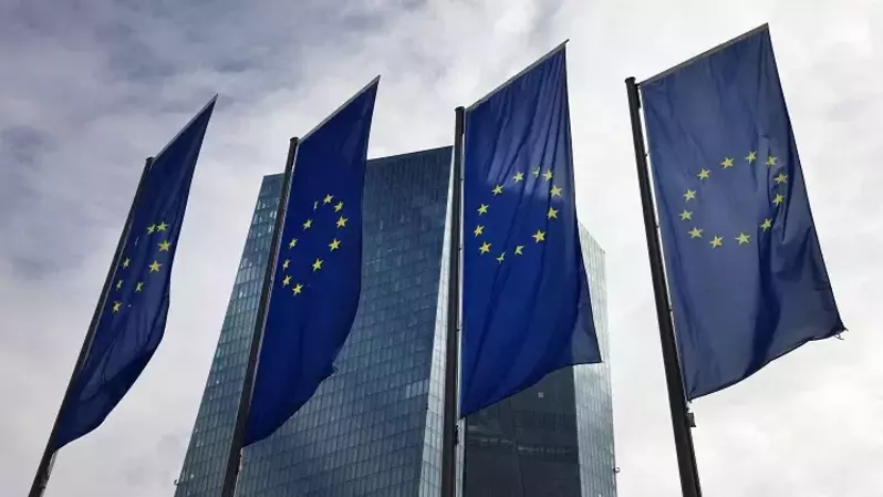 Bank Sentral Eropa (ECB) di belakang bendera Uni Eropa di Frankfurt am Main, Jerman barat pada 16 Maret 2023. (Foto: Daniel ROLAND / AFP)