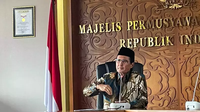 Wakil Ketua MPR, Fadel Muhammad, saat memberikan keterangan kepada awak media di Gedung MPR, Jakarta, Jumat (17/3/2023).