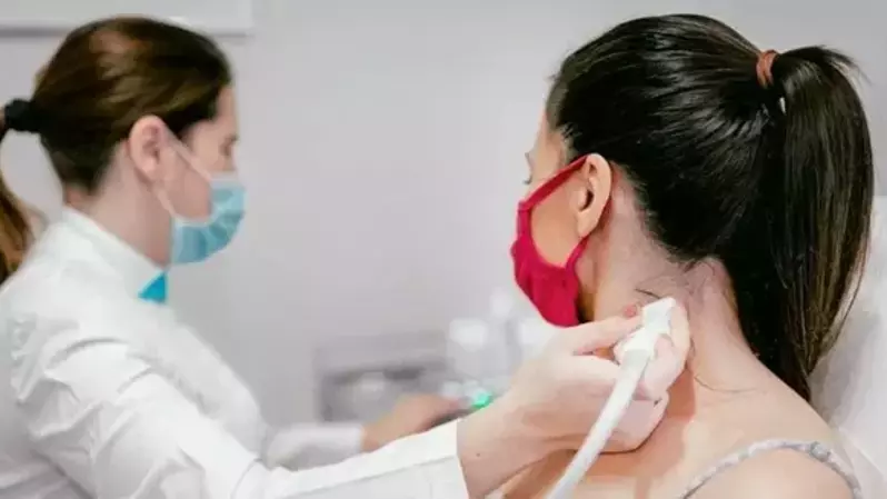 Proses pemeriksaan dan deteksi penyakit di Raffles Hospital Singapura.