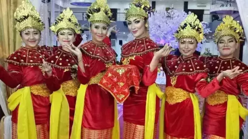 Sejumlah penari dengan kostum asal Bengkulu sedang bersiap untuk menampilkan Tari Andun khas Bengkulu.