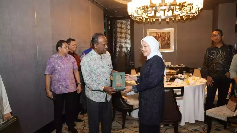 Menteri Ketenagakerjaan RI Ida Fauziyah dan Menteri Sumber Daya Manusia Malaysia V Sivakumar bertemu pada Sabtu (18/3/2023) di Kuala Lumpur, Malaysia. Foto: Kemenaker RI