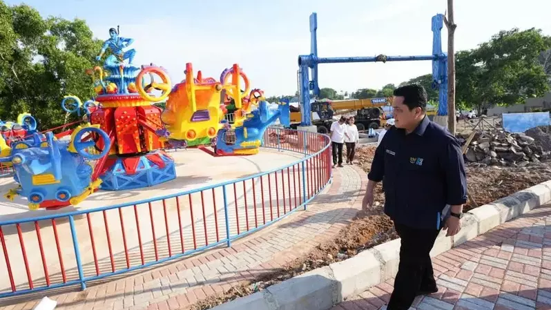 Usai meresmikan Mesjid BSI (Bank Syariah Indonesia) Bakauheni yang dibangun di kawasan PT ASDP Indonesia Ferry, Bakauheni Harbour City (BHC), Lampung, Menteri BUMN Erick Thohir meninjau proses pembangunan Krakatau Park.