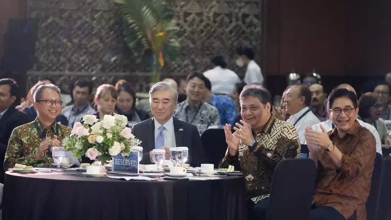 Menteri Koordinator Bidang Perekonomian Airlangga Hartarto dalam Indo-Pacific Chamber of Commerce and Industry Business Forum di Nusa Dua Bali, Sabtu (18/03/2023), didampingi Dubes AS untuk Indonesia Sung Yong Kim dan Ketua Umum KADIN Indonesia Arsjad Rasjid. Foto: Ekon.go.id