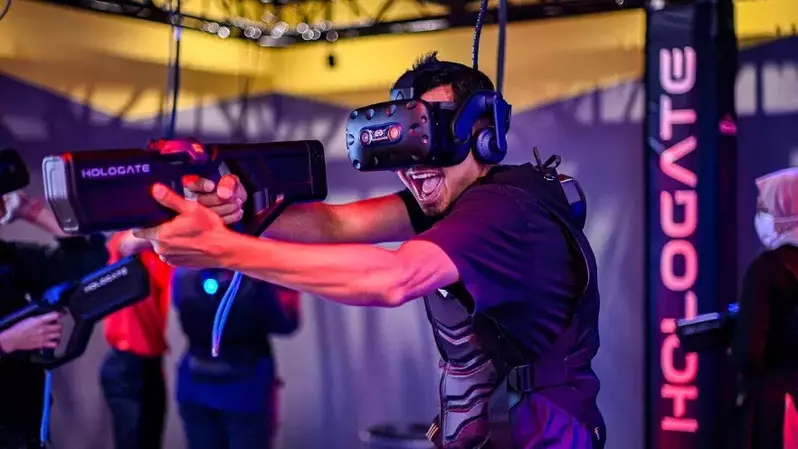 Hologate, sebuah permainan virtual reality yang kini menjadi tren untuk mengisi liburan di mal.