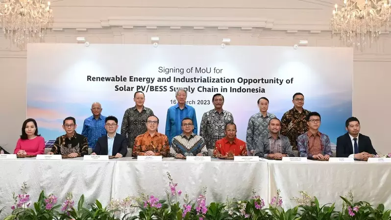 MoU kerjasama UtomoSolaRUV dengan Konsorsium Inpira yang disaksikan oleh Menteri Koordinator Bidang Kemaritiman dan Investasi Republik Indonesia Luhut Binsar Pandjaitan dan Senior Minister and Coordinating Minister for National Security Singapura HE Senior Minister Teo Chee Hean serta jajaran beberapa menteri Singapura di Fullerton Hotel Singapura pada Kamis (16/03/2023).