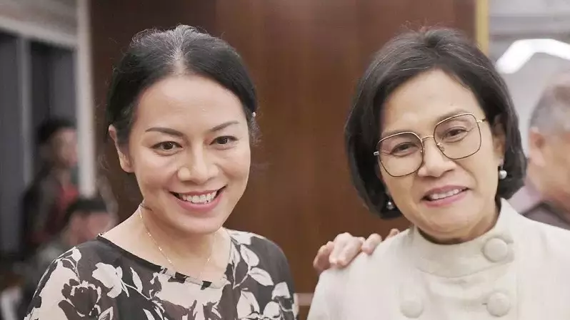Dewi 'Dee' Lestari dan Sri Mulyani. (Instagram/@deelestari)