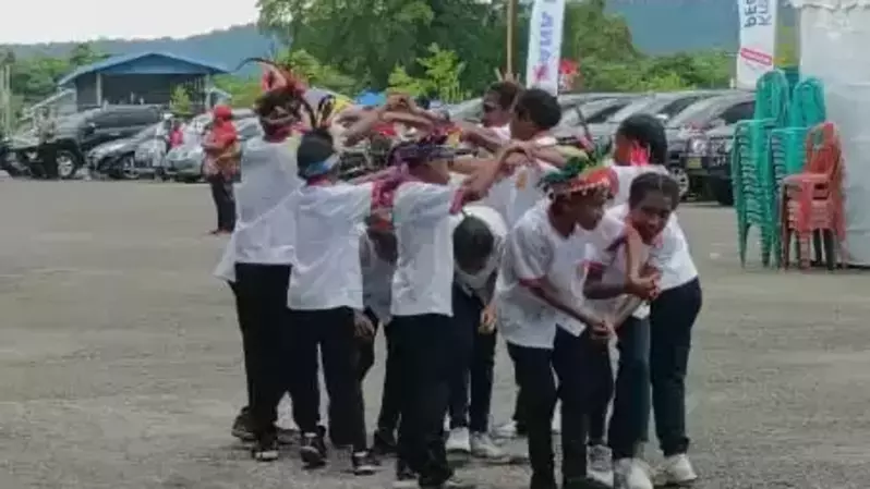Anak-anak menampilkan tarian dalam Festival Budaya Biak 2023 yang digelar selama 16-20 Maret 2023 di Hanggar Cenderawasih Lanud Manusia Biak Numfor. (Foto: MNC Portal Indonesia)