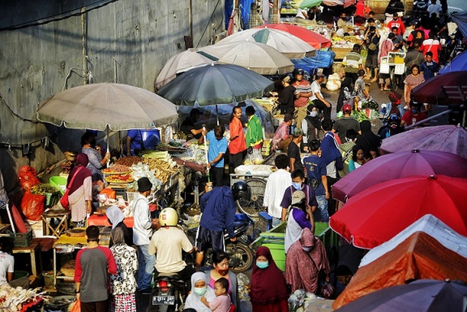 Suasana warga saat berbelanja di Pasar Kebayoran Lama, Jakarta, Kamis (23/4/2020). Foto: SP/Ruht Semiono