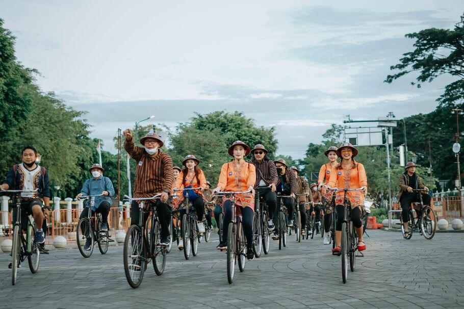 BRi memberikan edukasi digital sambil gowes sepeda ontel di Yogyakarta.