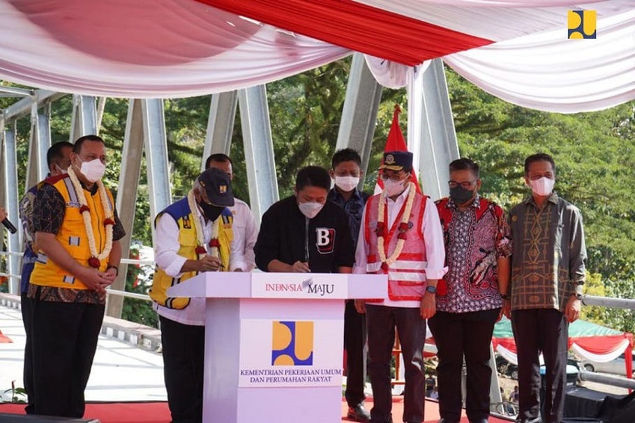Menteri Pekerjaan Umum dan Perumahan Rakyat (PUPR) Basuki Hadimuljono meresmikan Jembatan Air Lontar yang berada di Kabupaten Ogan Komering Ulu (OKU) Provinsi Sumatera Selatan (Sumsel), Minggu (27/2).