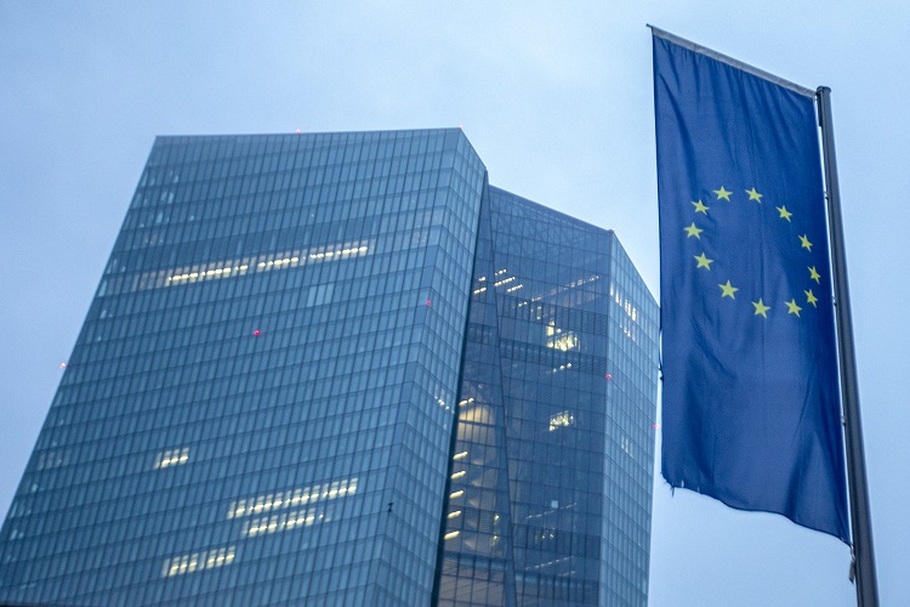 Bendera Eropa berkibar di depan gedung Bank Sentral Eropa (ECB) di Frankfurt am Main, Jerman barat, beberapa waktu lalu. (FOTO: ANDRE PAIN / AFP)