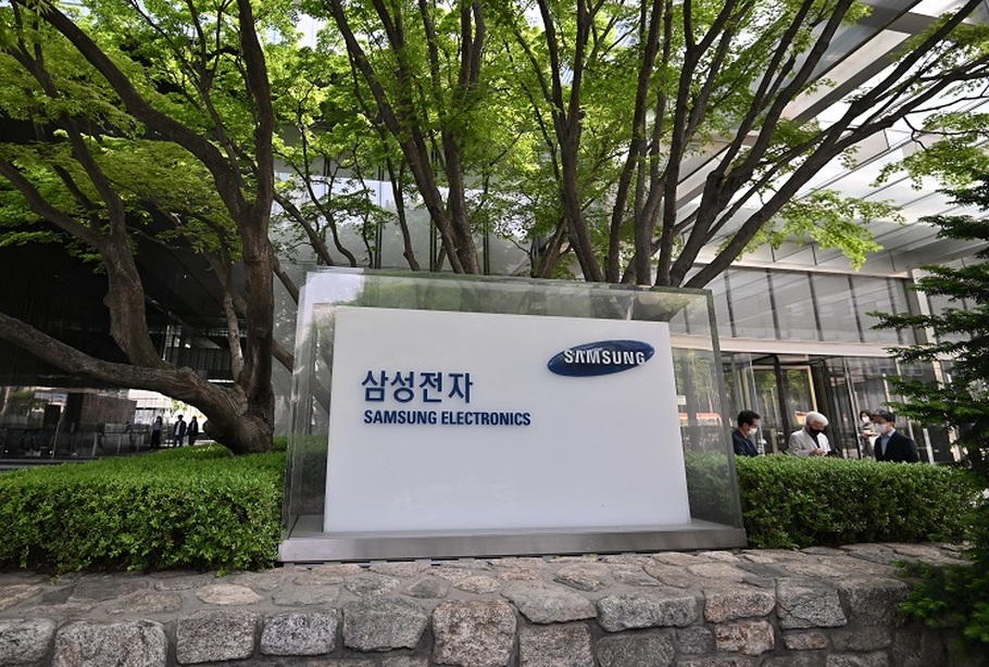 Papan logo Samsung Electronics ditampilkan di luar gedung perusahaan Seocho, Seoul, Korea Selatan pada 28 April 2022. (FOTO: JUNG YEON-JE / AFP)