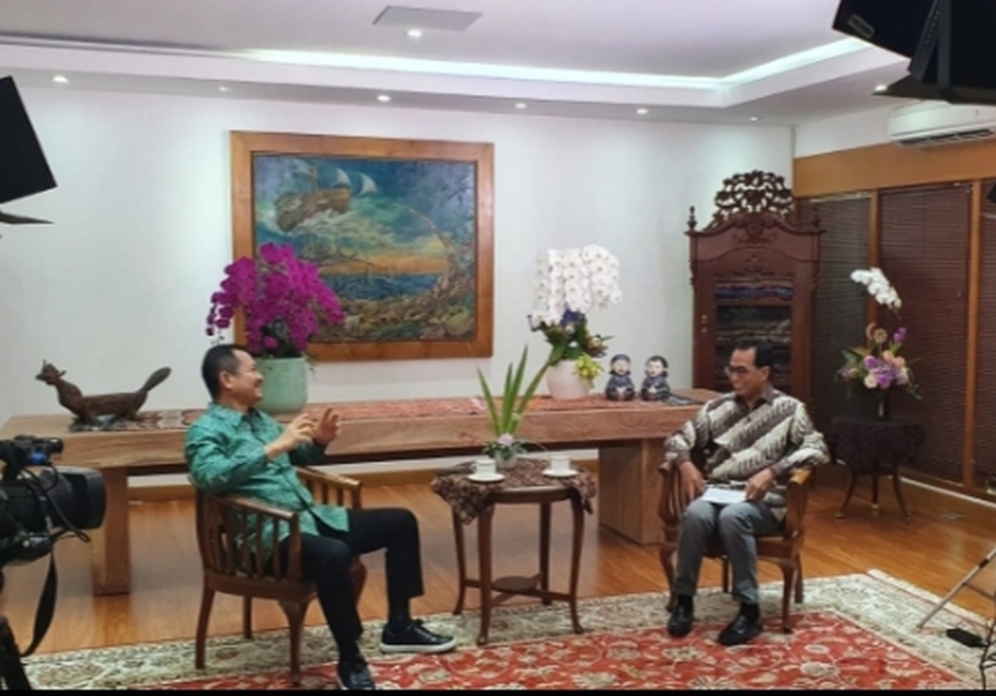 Menteri Perhubungan Budi Karya Sumadi saat sesi wawancara khusus oleh Direktur Pemberitaan BeritaSatu Media Holdings Primus Dorimulu di Rumah Dinas Menteri, Komplek Menteri Widya Chandra, Jakarta, Selasa (3/5/2022). (Investor Daily/Gagarin)