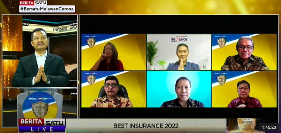 (Kiri) News Director Beritasatu Media Holdings Primus Dorimulu bersama beberapa pemenang Best Insurance Award 2022 di sela ajang pemberian penghargaan yang digelar secara daring di Jakarta, Kamis (18/8/2022).