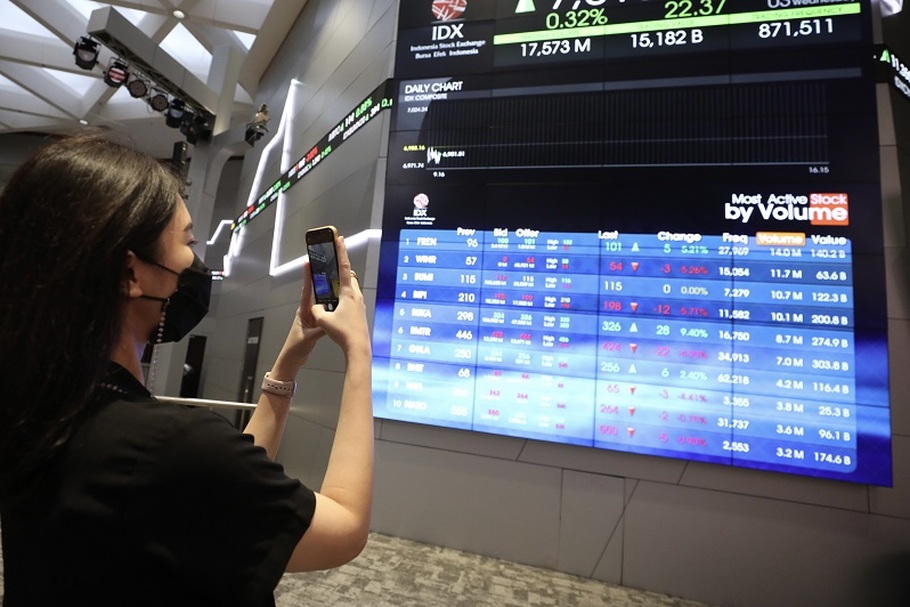 Pengunjung berada di galeri Bursa Efek Indonesia (BEI), Jakarta. (Investor Daily/David Gita Roza)