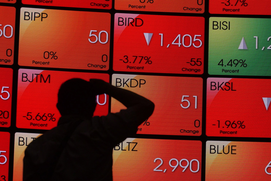 Investor melihat pergerakan IHSG melalui monitor. (B-Universe Photo/David Gita Roza)