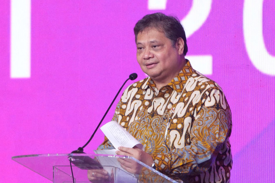 Menteri Koordinator Bidang Perekonomian Airlangga Hartarto memberikan sambutan khusus saat Investor Daily Summit 2022, Jakarta, Selasa, 11 Oktober 2022. (BeritasatuPhoto/David Gita Roza)