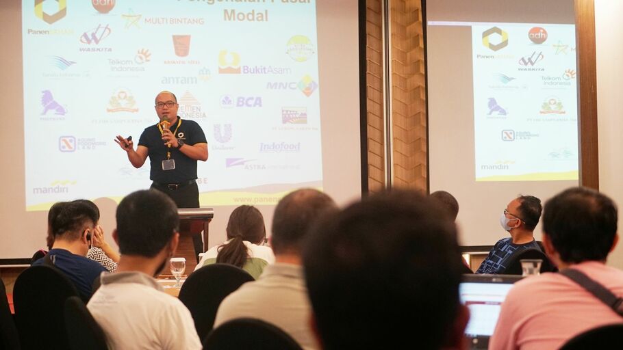 CEO PanenSAHAM Sekuritas Indonesia Anthony saat memberikan edukasi offline tentang investasi saham kepada sekitar 200 peserta di Hotel Ibis Styles Sunter, Jakarta (22/10/22). Edukasi ini bertemakan Strategi Memulai Saham Untuk Pemula.