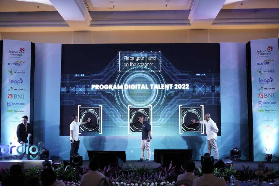Kick Off Ceremony Program Digital Talent BUMN 2022 oleh Direktur Digital Business Telkom sekaligus Ketua Umum Fordigi Fajrin Rasyid (kedua dari kiri), Deputi Bidang SDM & TI KBUMN Tedi Bharata (tengah), dan Ketua Bidang I - Digital Capability Building Panji Winanteya Ruky (paling kanan). (Foto: Dok. Telkom)