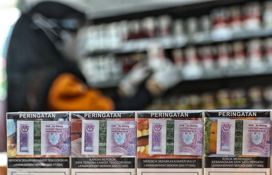 Pramuniaga merapikan rak penjualan rokok tembakau di salah satu gerai mini market di Jakarta. (B Universe Photo/Joanito De Saojoao)