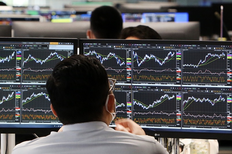 Aktivitas investor di galeri sekuritas, Jakarta. (B-Universe Photo/Uthan AR)