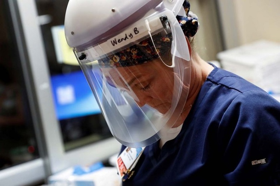 Perawat Wendy Bradshaw menundukkan kepala sebelum memasuki ruang isolasi pasien terinfeksi virus corona (Covid-19) di unit perawatan intensif (ICU) Sarasota Memorial Hospital di Sarasota, Florida, Amerika Serikat pada 21 September 2021. (Foto: ANTARA FOTO/REUTERS/Shannon Stapleton/AWW/djo)