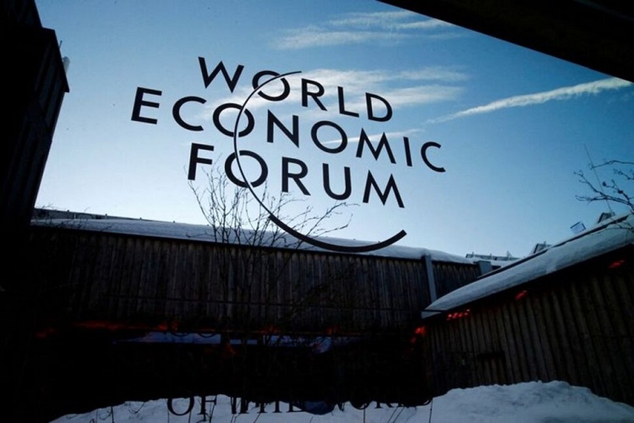 Logo pertemuan tahunan Forum Ekonomi Dunia (WEF) ke-50 terpampang di Davos, Swiss pada 21 Januari 2020. (Foto: REUTERS/Denis Balibouse/File Foto)