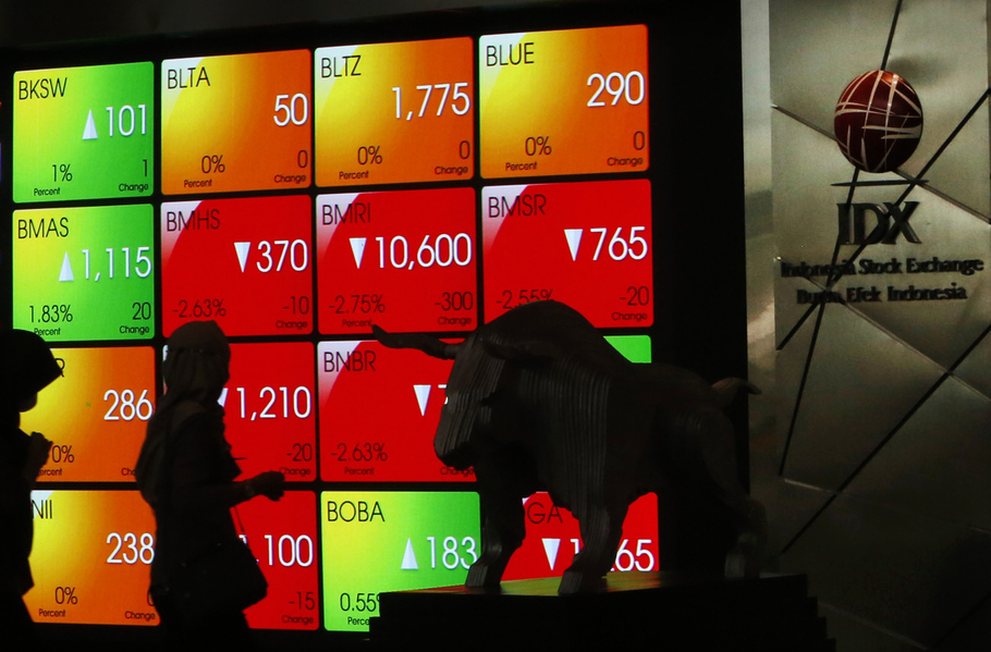 Pengunjung melintas di depan monitor saham Bursa Efek Indonesia, Jakarta. (B-Universe Photo/Uthan AR)