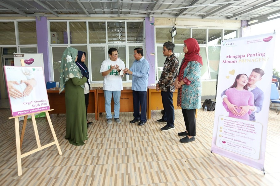 Direktur Kalbe Nutritionals Andy Chendra (tengah kiri) berbincang dengan Rektor Universitas YARSI Prof. dr. Fasli Jalal, Ph.D (tengah kanan) di Puskesmas Kresek, Kabupaten Tangerang.