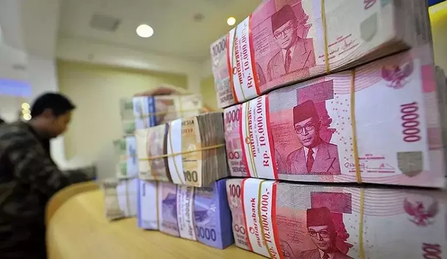 Tumpukan uang kertas rupiah pada salah satu bank di Jakarta. (Foto: ANTARA FOTO/Yudhi Mahatma/ss/mes/aa)