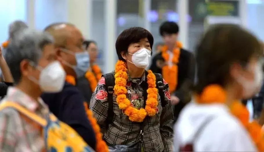 Wisatawan mancanegara asal Tiongkok tiba di Terminal Internasional Bandara Internasional I Gusti Ngurah Rai, Badung, Bali pada 22 Januari 2023. (Foto: ANTARA/Naufal Fikri Yusuf)