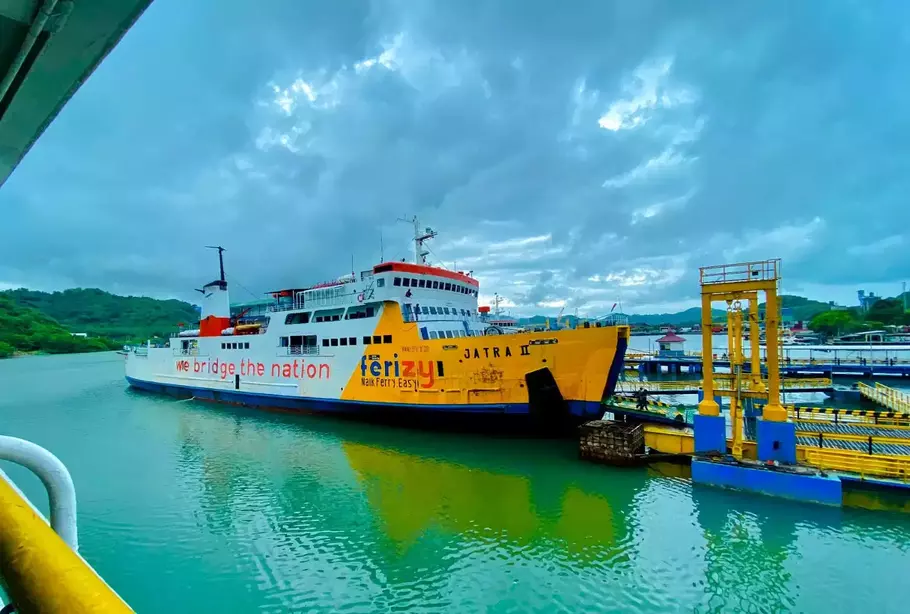 PT ASDP Indonesia Ferry merelokasi salah satu armada KMP Jatra II untuk memperkuat layanan angkutan logistik di lintas penyeberangan jarak jauh (long distance ferry/LDF) dengan rute Ketapang Pelabuhan Ketapang, Banyuwangi-Lembar, Nusa Tenggara Barat (NTB). Sebelumnya, kapal ini melayani rute Merak-Bakauheni. (ist)