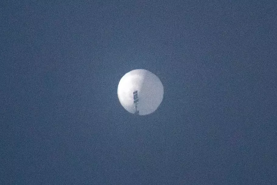 Foto selebaran dari Chase Doak yang diambil pada 1 Februari 2023 dan dirilis pada 2 Februari menunjukkan balon mata-mata yang dicurigai milik Tiongkok terbang di atas Billings, Montana, Amerika Serikat (AS). (Foto: Chase DOAK / AFP)